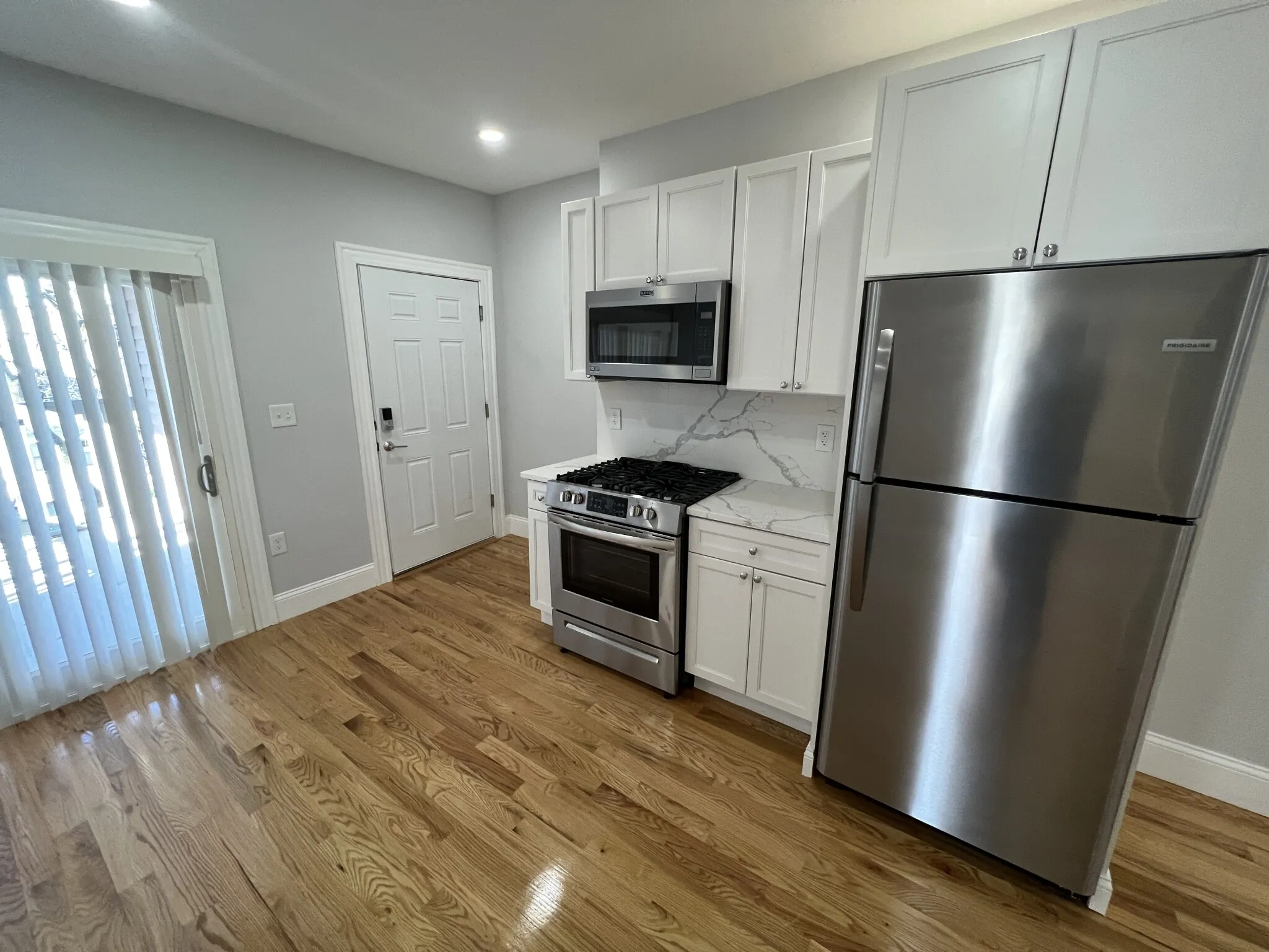 2 bed, 1 bath apartment for rent at 372 Oxford St Unit 6, Ward Two — photo 5 of 26