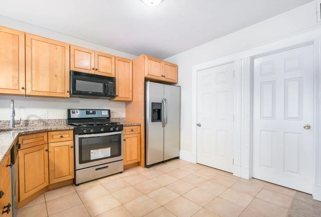 3 bed, 1 bath apartment for rent at 373 Centre St Unit 2, Dorchester — photo 4 of 16