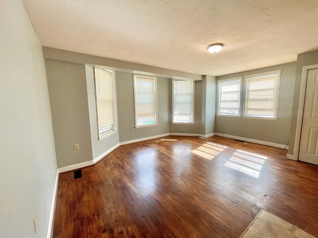 Studio bed, 1 bath apartment for rent at 373 Granite St Unit 3, Quincy — photo 3 of 8