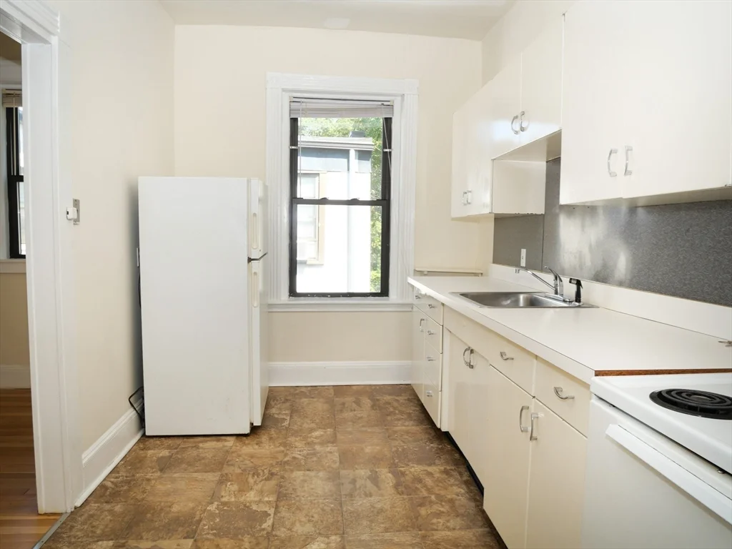 1 bed, 1 bath apartment for rent at 373 Harvard St Unit 6, North Brookline — photo 4 of 8