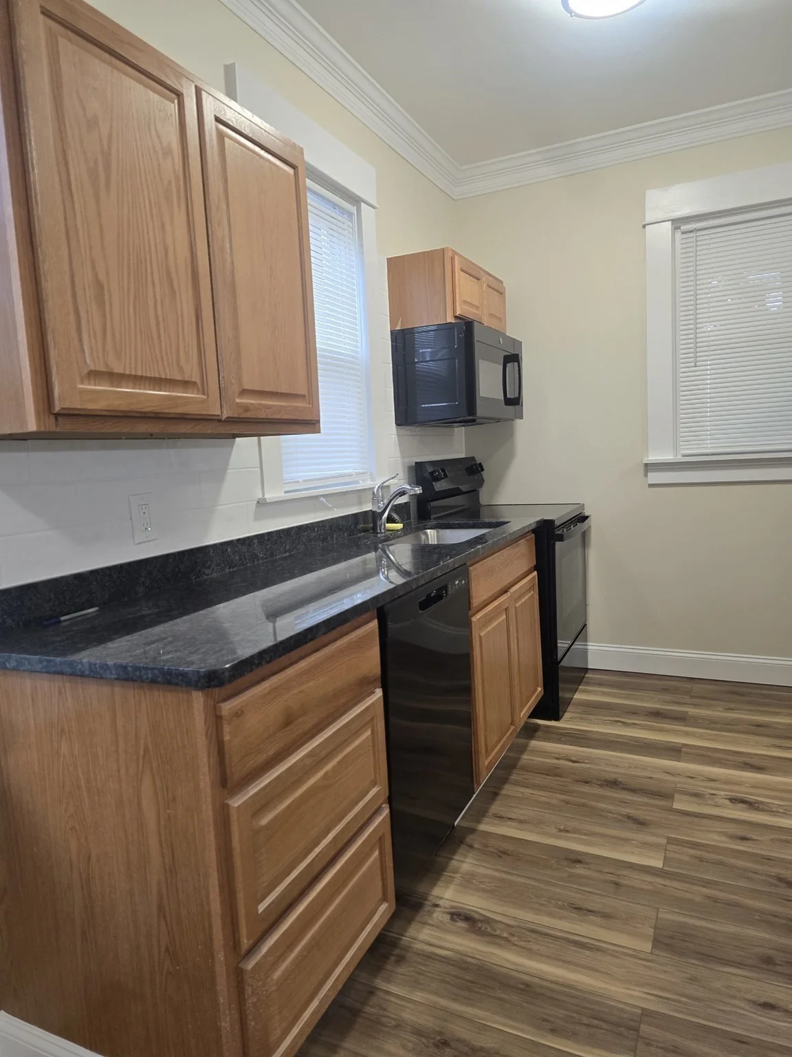 4 bed, 1 bath apartment for rent at 373 Hollis Unit 1, Framingham — photo 3 of 16