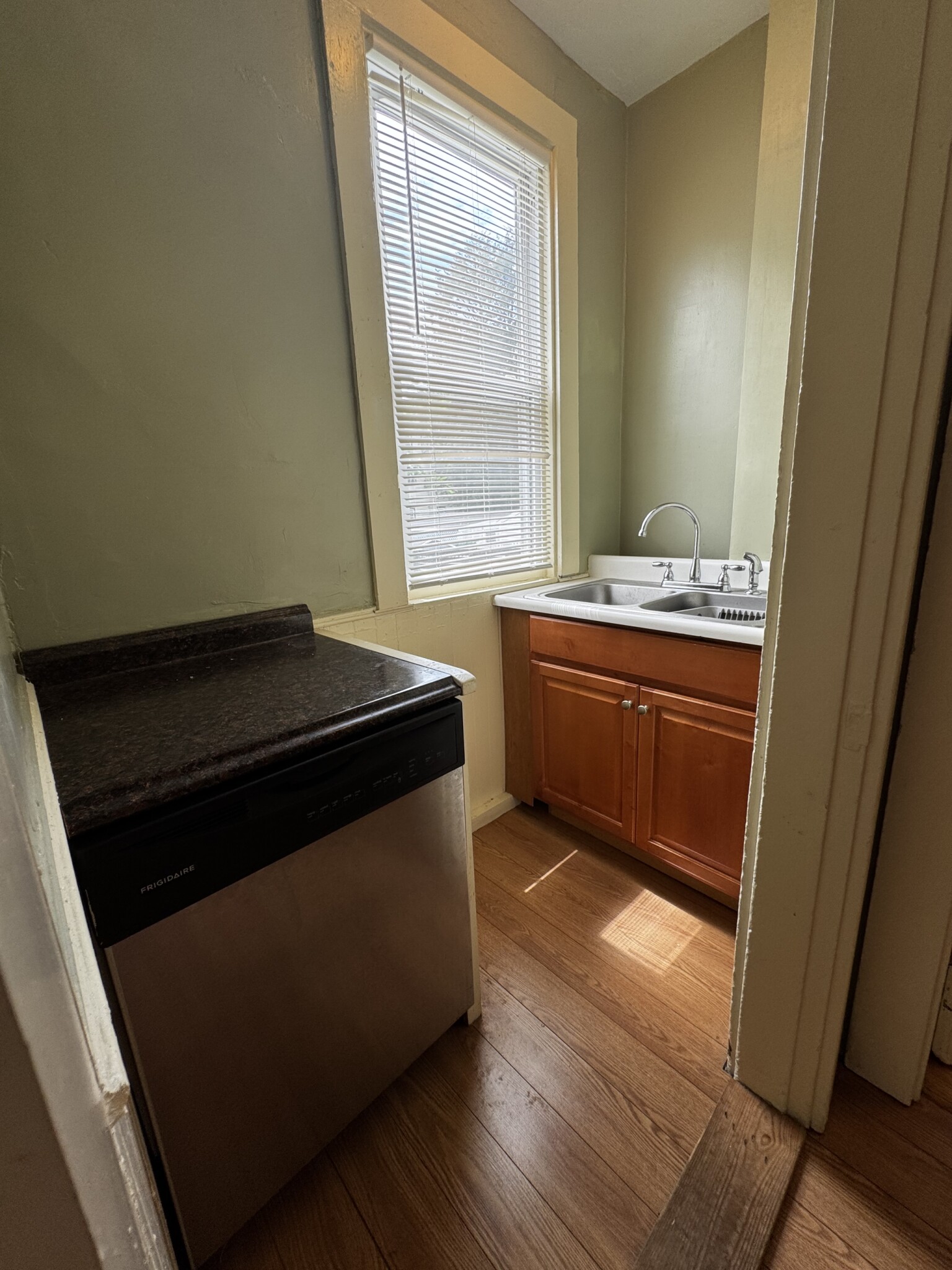 3 bed, 1.5 bath apartment for rent at 374 Highland Ave Unit SF, Davis Square — photo 4 of 25