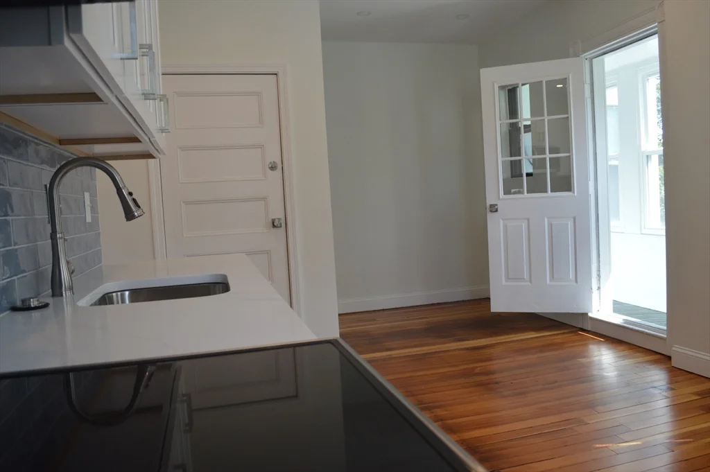 4 bed, 2 bath apartment for rent at 374A Centre St Unit 3, Jamaica Plain — photo 4 of 11