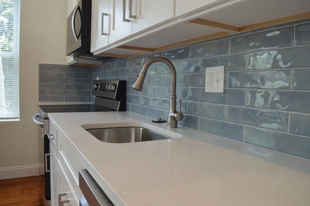 4 bed, 2 bath apartment for rent at 374A Centre St Unit 3, Jamaica Plain — photo 3 of 11