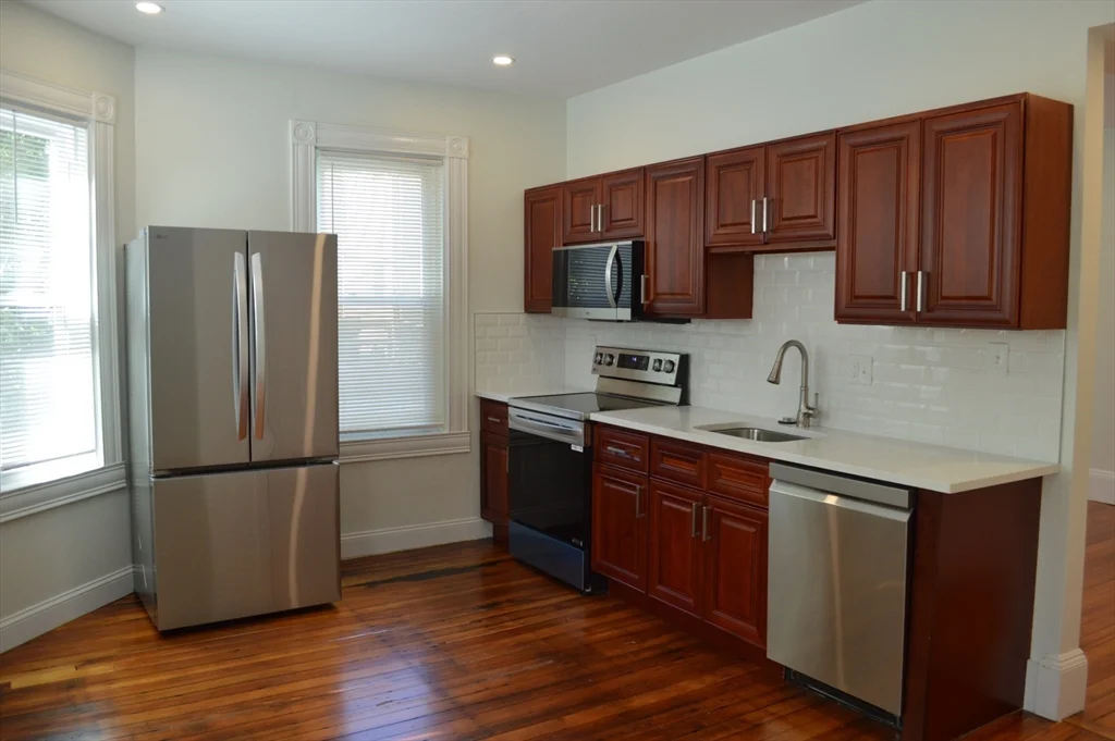 4 bed, 2 bath apartment for rent at 374B Centre St Unit 2, Jamaica Plain — photo 2 of 11