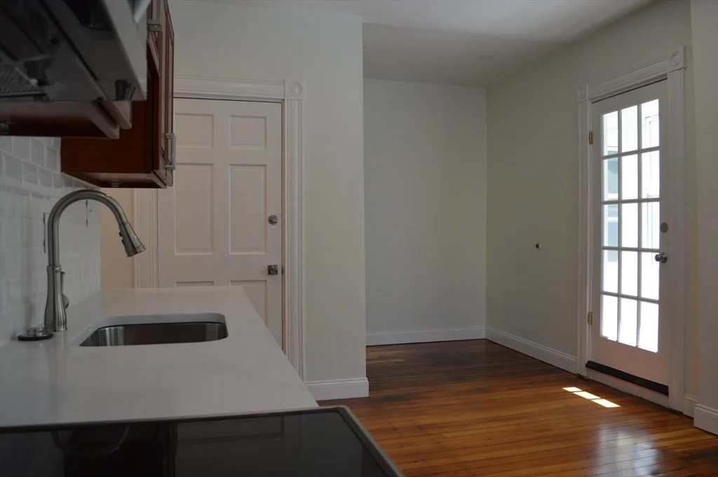 4 bed, 2 bath apartment for rent at 374B Centre St Unit 2, Jamaica Plain — photo 4 of 11