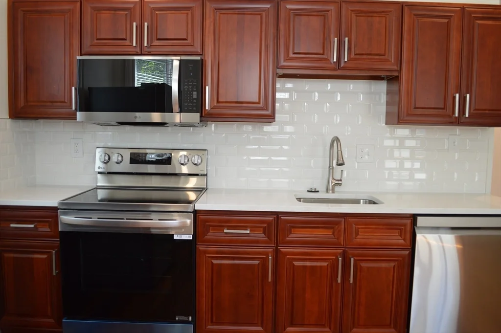 4 bed, 2 bath apartment for rent at 374B Centre St Unit 2, Jamaica Plain — photo 3 of 11