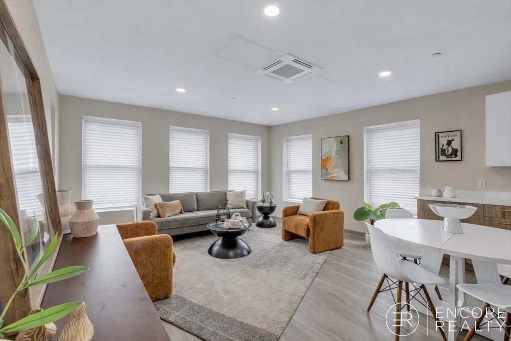 2 bed, 1 bath apartment for rent at 375 Cummins Highway Unit 375-202, Hyde Park — photo 6 of 21