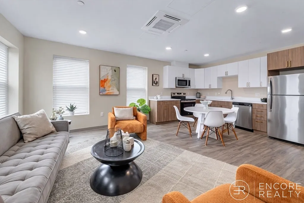 2 bed, 1 bath apartment for rent at 375 Cummins Highway Unit 375-202, Hyde Park — photo 1 of 21