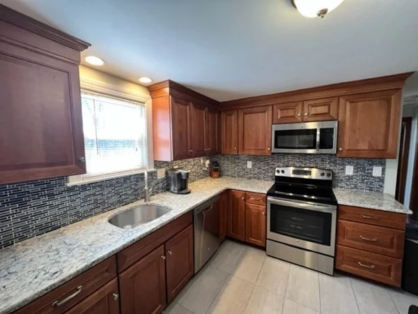 4 bed, 1 bath apartment for rent at 375 Elm St, Braintree — photo 5 of 31