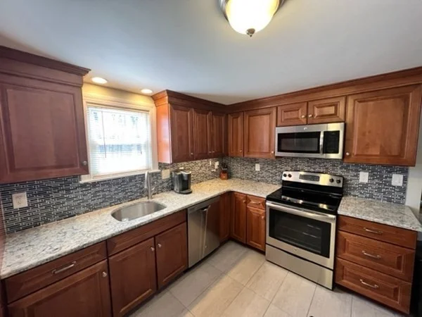 4 bed, 1 bath apartment for rent at 375 Elm St, Braintree — photo 4 of 31