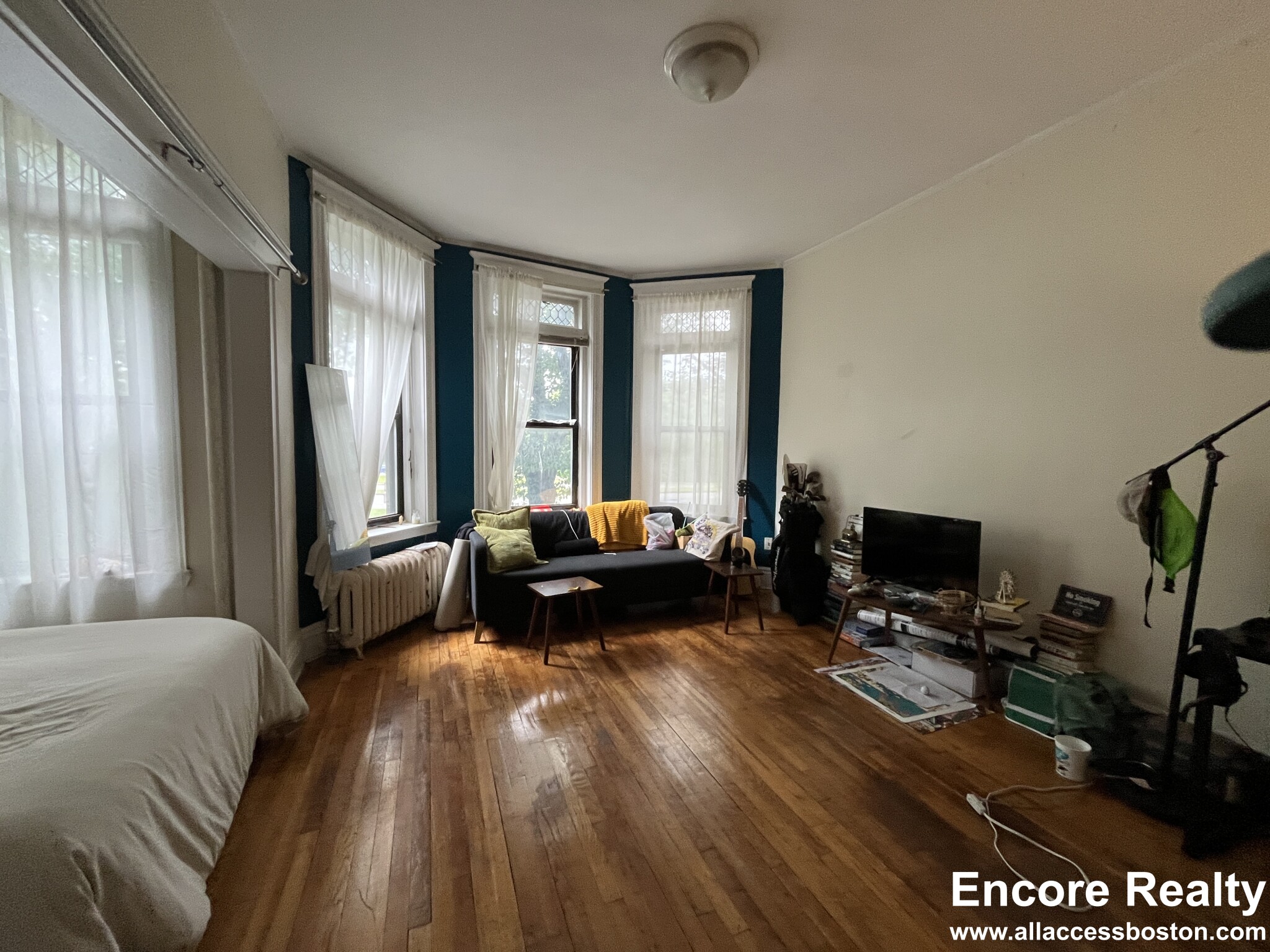 Studio bed, 1 bath apartment for rent at 376 Riverway Unit 1, Mission Hill — photo 3 of 9