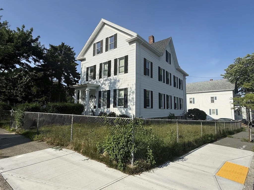 4 bed, 1 bath apartment for rent at 376 Summer St Unit 3, New Bedford