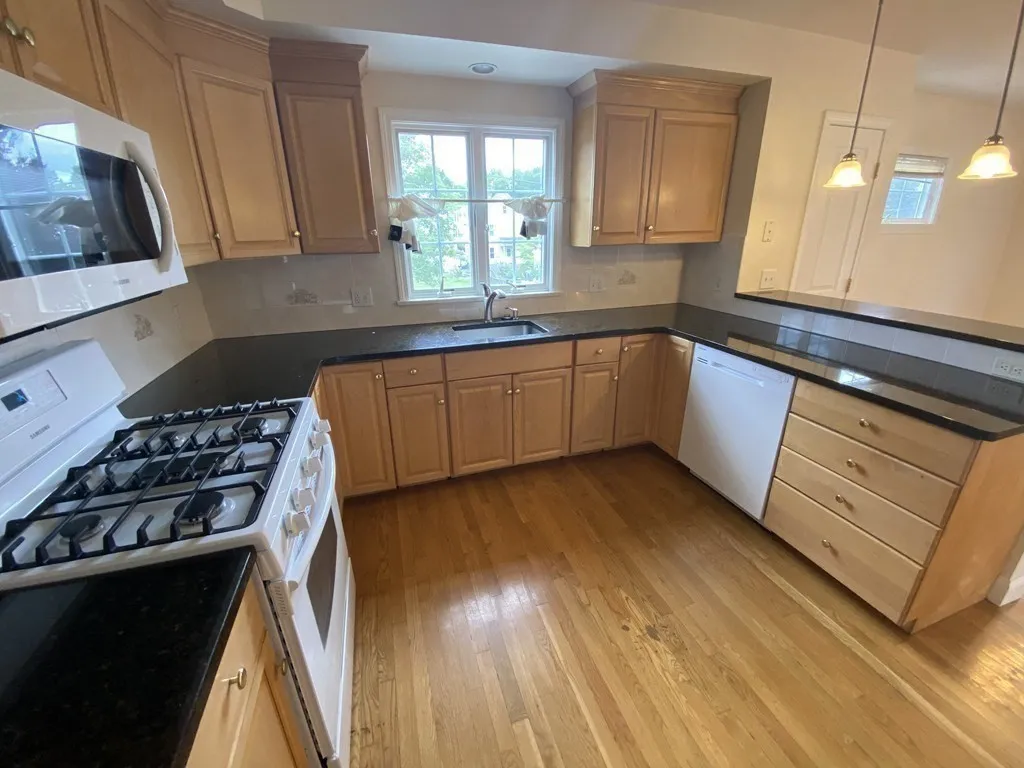 5 bed, 4+ bath apartment for rent at 378 Washington St Unit 378, Winchester — photo 5 of 33