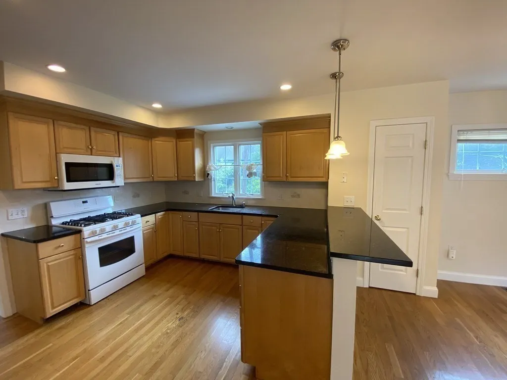 5 bed, 4+ bath apartment for rent at 378 Washington St Unit 378, Winchester — photo 6 of 33