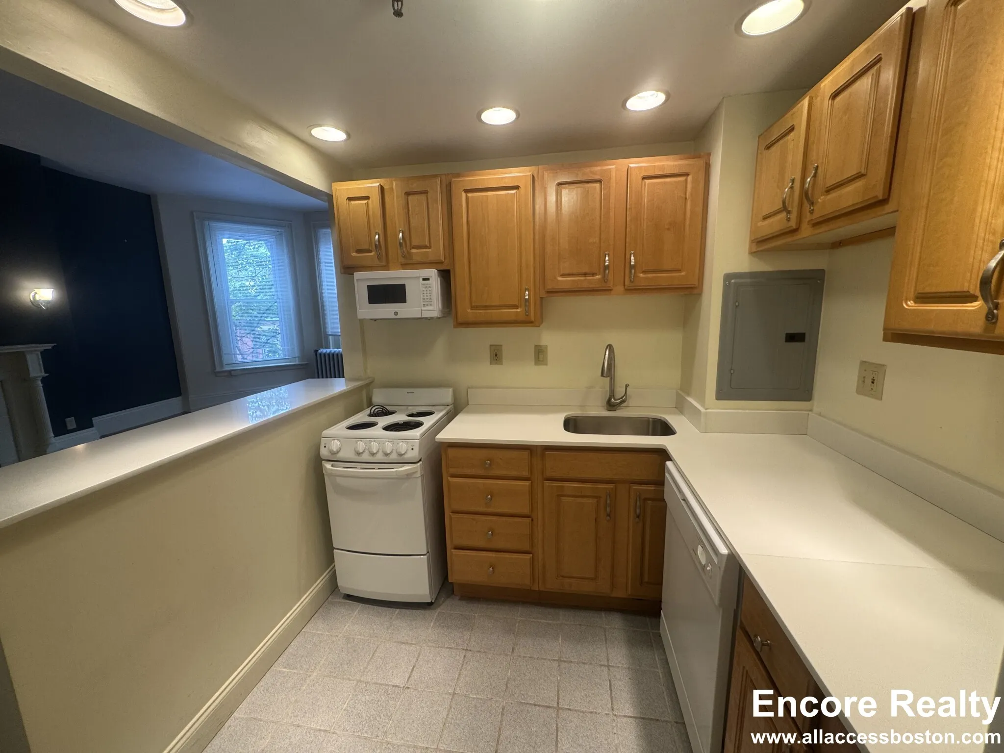 Studio bed, 1 bath apartment for rent at 379 Commonwealth Ave Unit 7M, Back Bay — photo 2 of 8