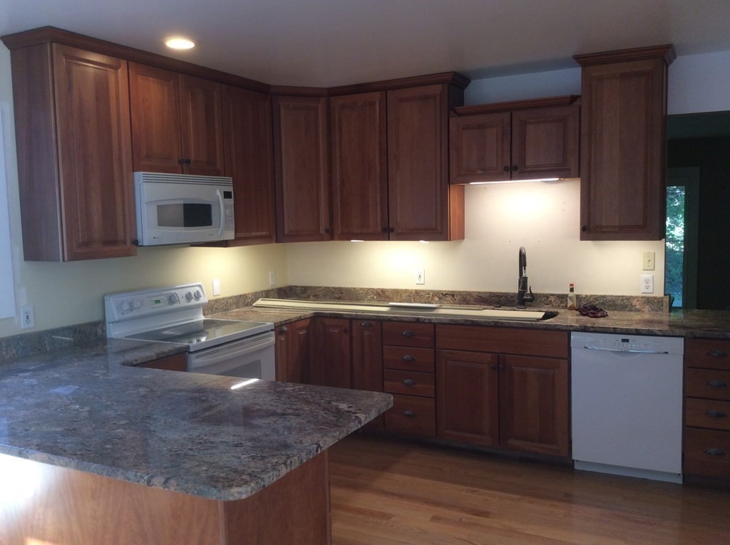 5 bed, 3 bath apartment for rent at 379 Concord Rd, Sudbury — photo 3 of 11