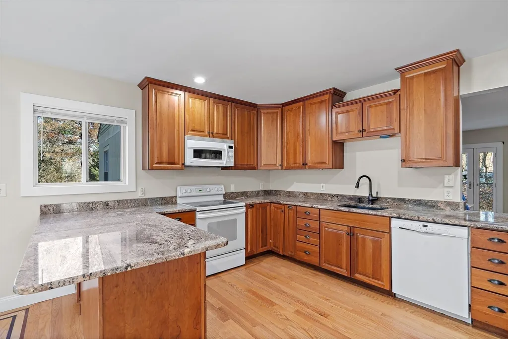 5 bed, 3 bath apartment for rent at 379 Concord Rd Unit 1&2, Sudbury — photo 7 of 41