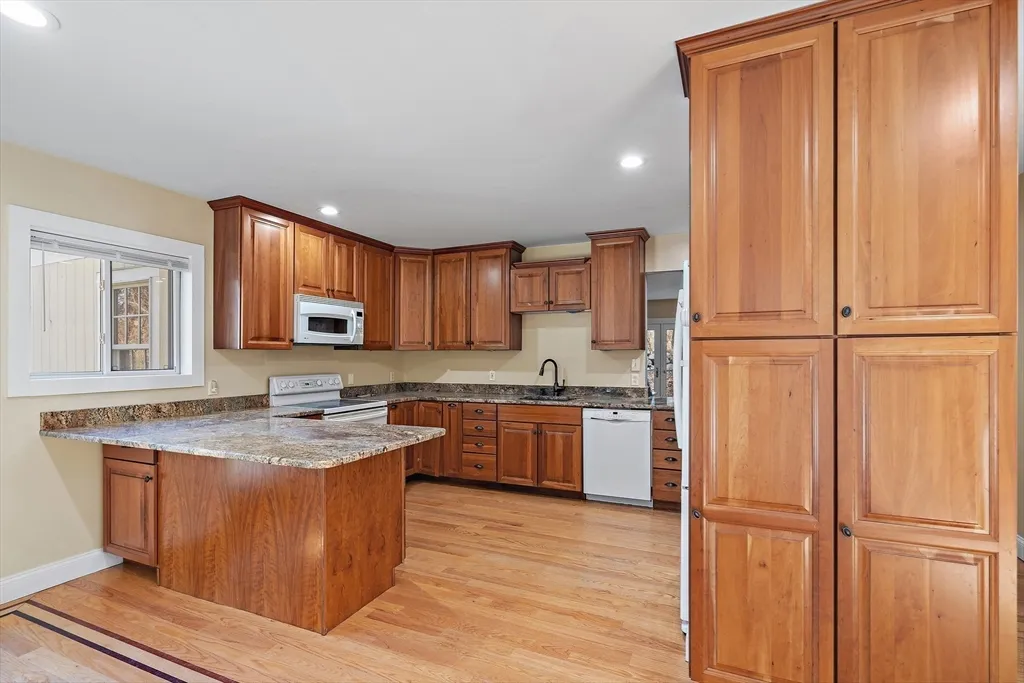 5 bed, 3 bath apartment for rent at 379 Concord Rd Unit 1&2, Sudbury — photo 6 of 41