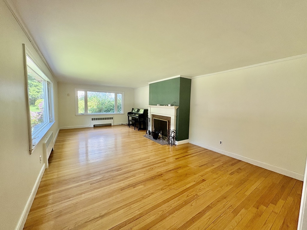 4 bed, 2 bath apartment for rent at 379 Newton St, Chestnut Hill — photo 2 of 21