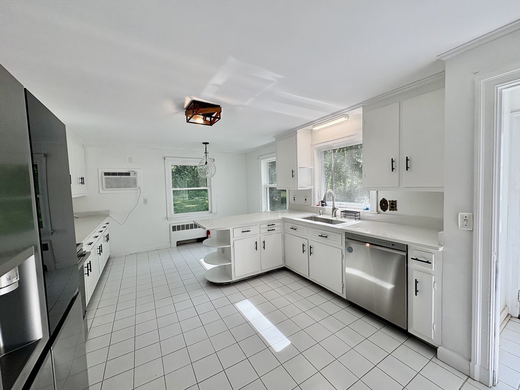 4 bed, 2 bath apartment for rent at 379 Newton St, Chestnut Hill — photo 6 of 21