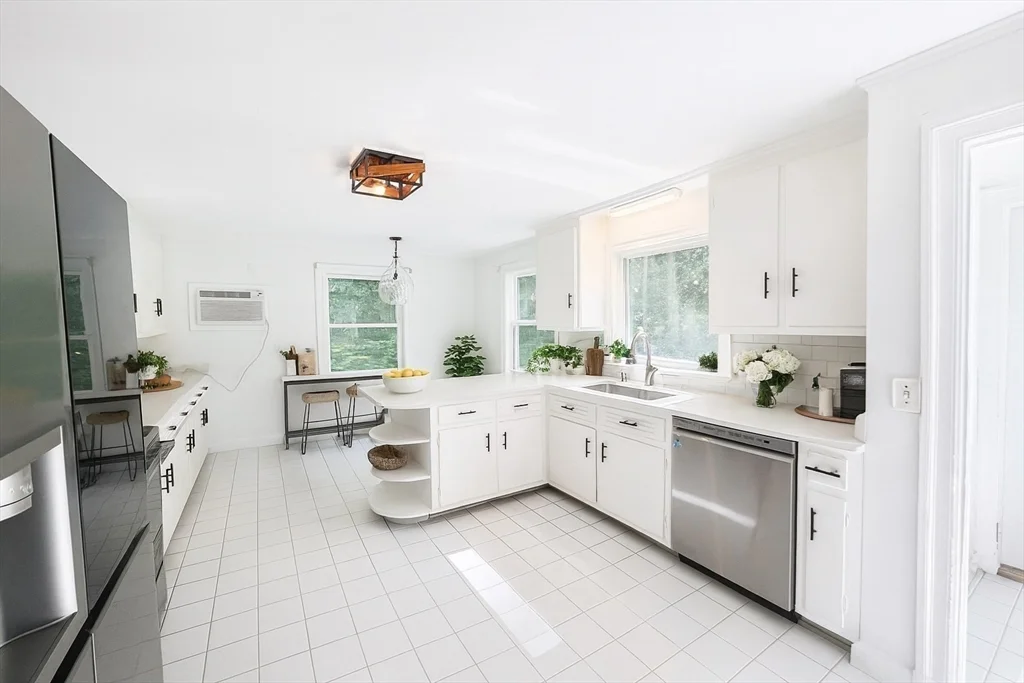4 bed, 2 bath apartment for rent at 379 Newton St Unit 0, Chestnut Hill — photo 4 of 17