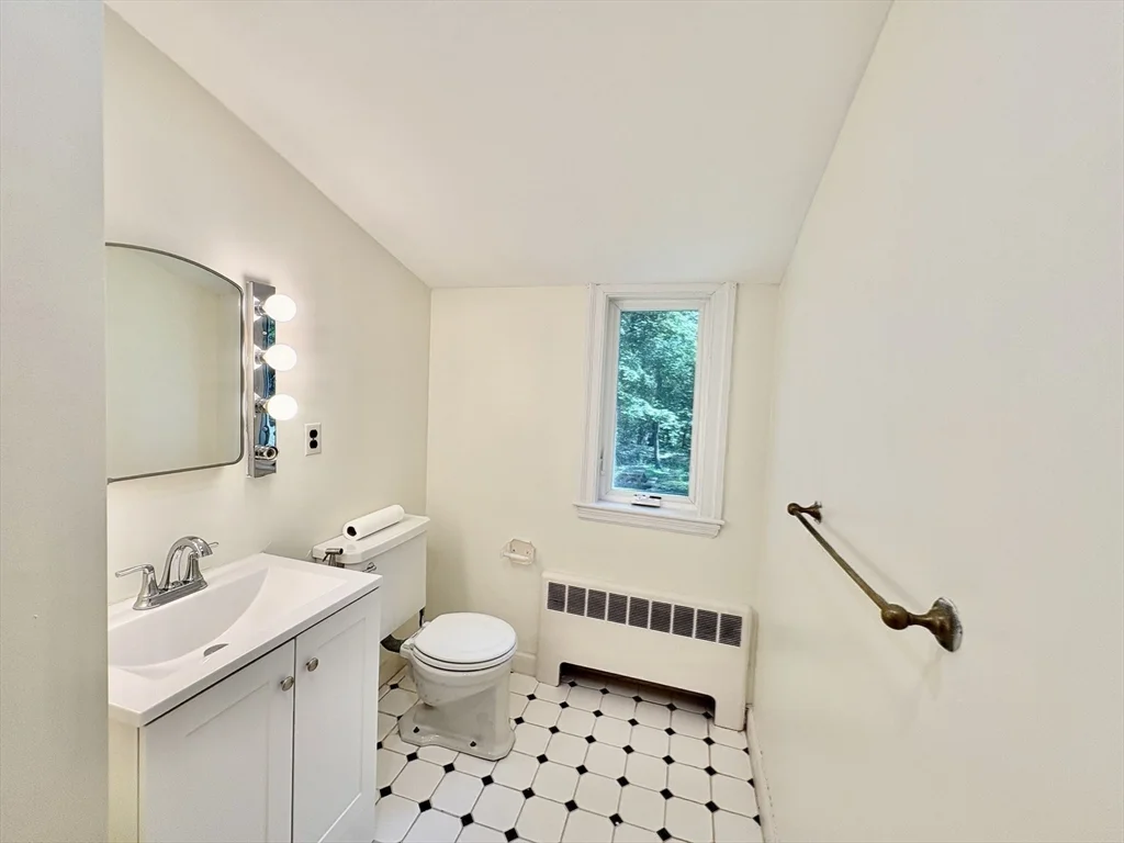 4 bed, 2 bath apartment for rent at 379 Newton St Unit 0, Chestnut Hill — photo 13 of 17