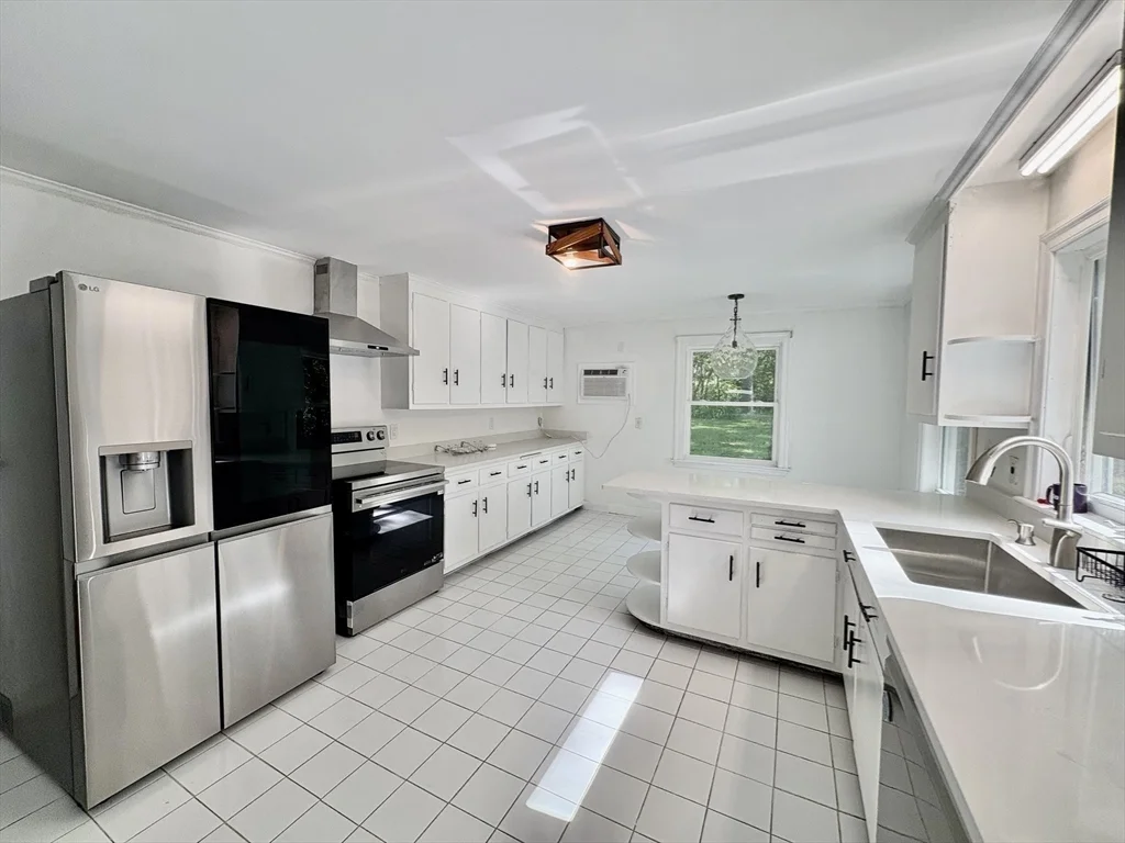 4 bed, 2 bath apartment for rent at 379 Newton St Unit 0, Chestnut Hill — photo 5 of 17