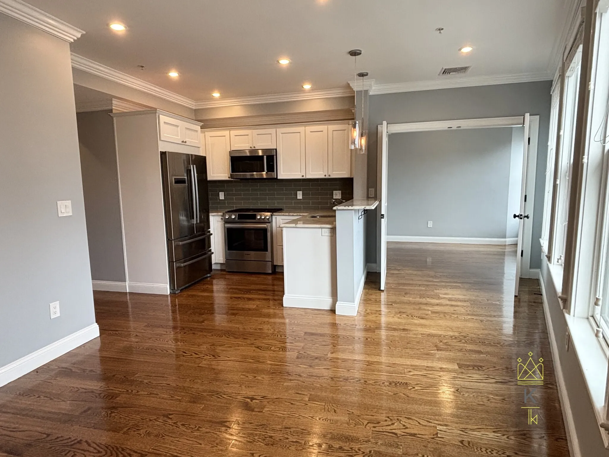 2.5 bed, 2 bath apartment for rent at 38-42 Hyde Park Ave Unit 05, Jamaica Plain — photo 2 of 24
