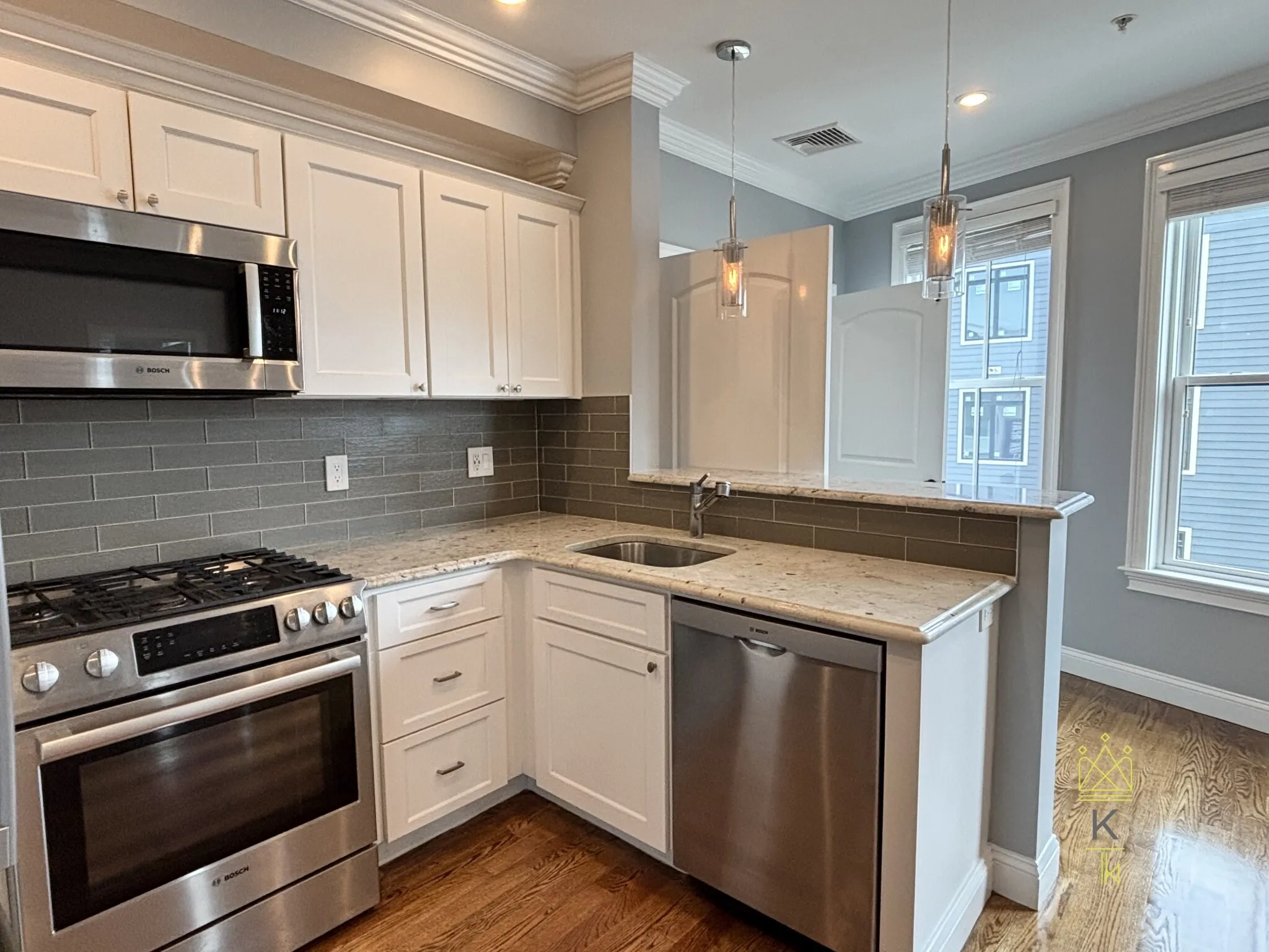 2.5 bed, 2 bath apartment for rent at 38-42 Hyde Park Ave Unit 5, Jamaica Plain — photo 4 of 24