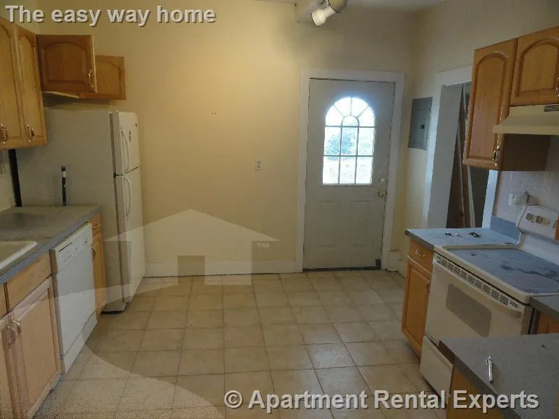 3 bed, 1 bath apartment for rent at 38 Bond St Unit 3R, Winter Hill — photo 3 of 7
