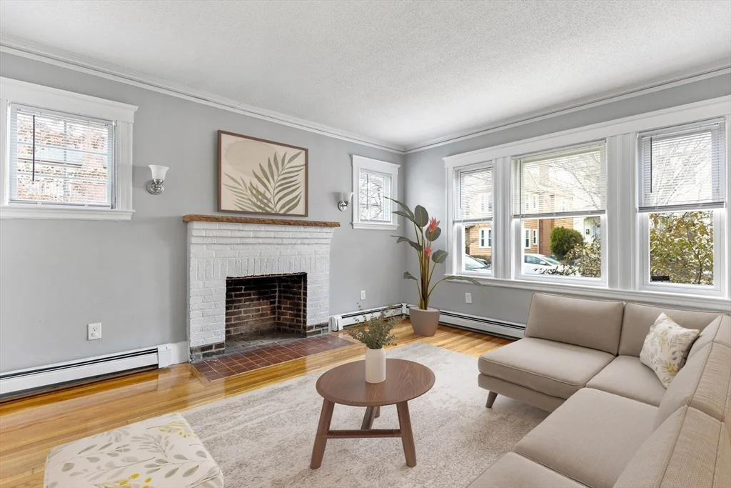 3 bed, 1 bath apartment for rent at 38 Claymoss Rd Unit 1, Brighton — photo 3 of 16