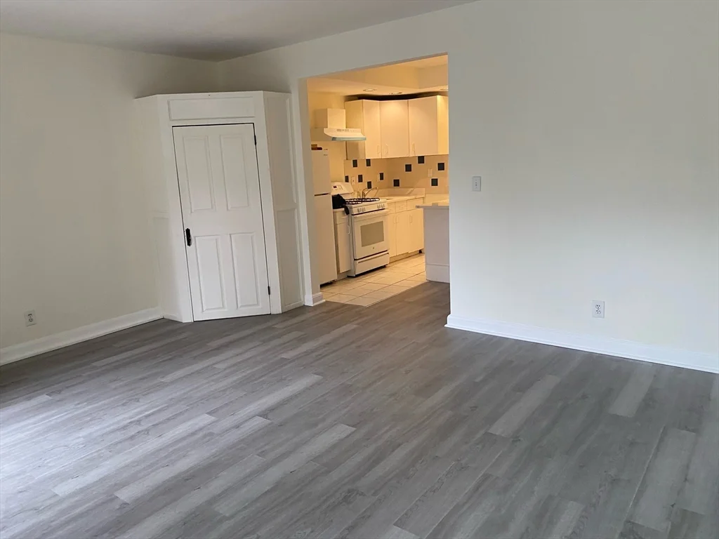 1 bed, 1 bath apartment for rent at 38 Dean Rd Unit T-2, Beaconsfield — photo 2 of 11