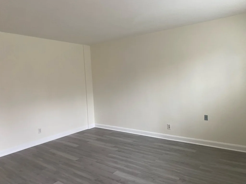 1 bed, 1 bath apartment for rent at 38 Dean Rd Unit T-2, Beaconsfield — photo 4 of 11
