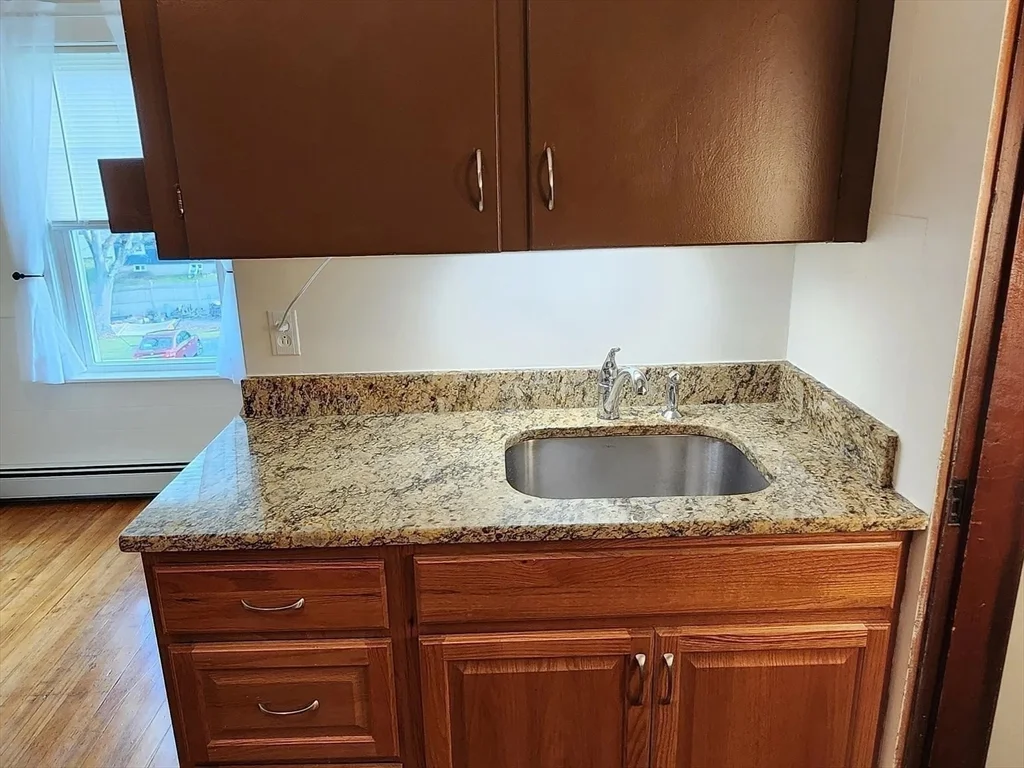 3 bed, 1 bath apartment for rent at 38 Elmwood Unit B, South Grafton — photo 5 of 27