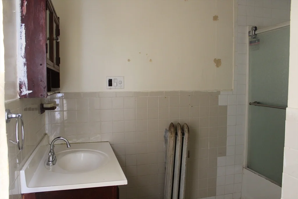 3 bed, 1 bath apartment for rent at 38 Fisk Ave, Magoun Square — photo 10 of 13