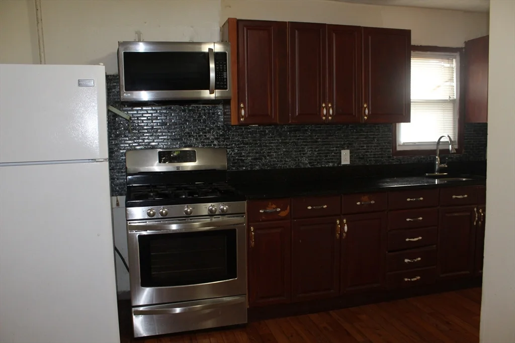 3 bed, 1 bath apartment for rent at 38 Fisk Ave, Magoun Square — photo 4 of 13