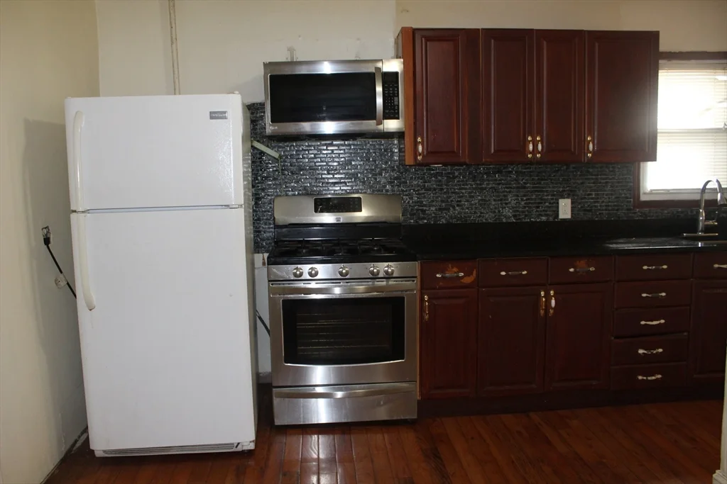 3 bed, 1 bath apartment for rent at 38 Fisk Ave, Magoun Square — photo 5 of 13