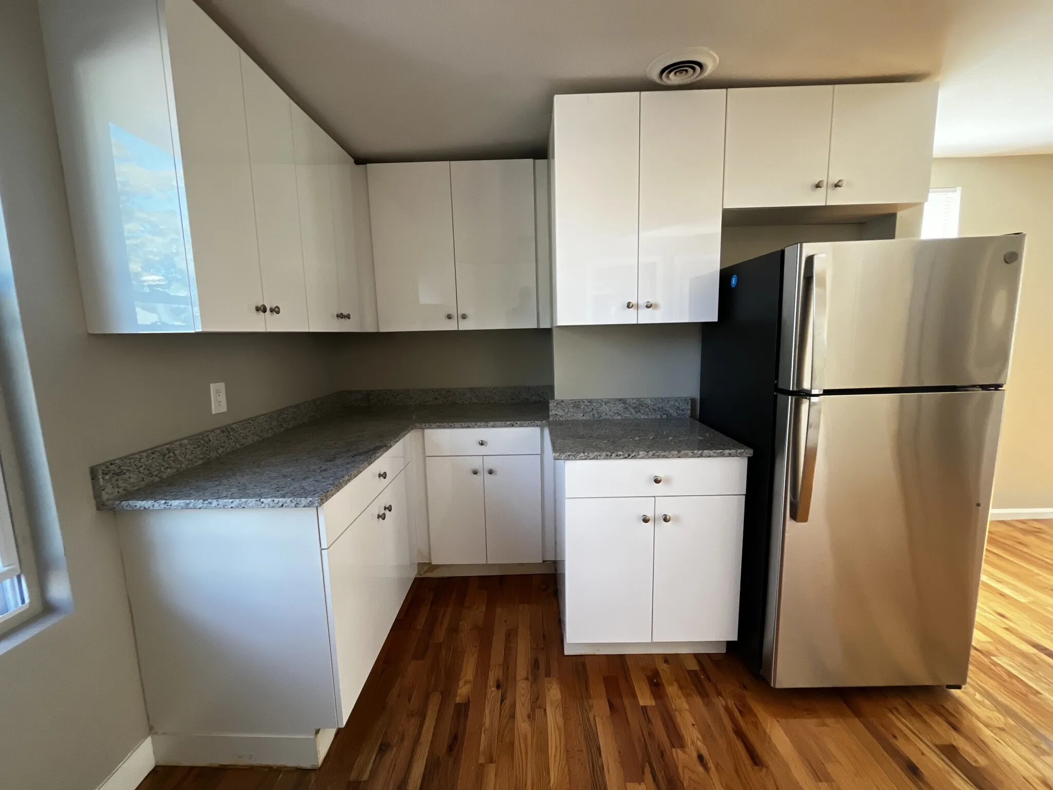 4 bed, 1 bath apartment for rent at 38 Forest St Unit 2, Roxbury — photo 4 of 14