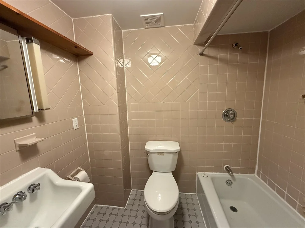 1 bed, 1 bath apartment for rent at 38 Friend St Unit 1, Gloucester — photo 9 of 9