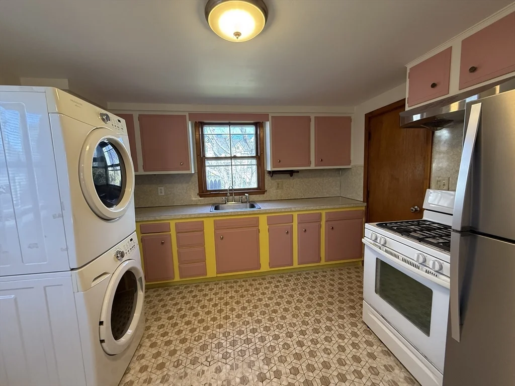 1 bed, 1 bath apartment for rent at 38 Friend St Unit 1, Gloucester — photo 4 of 9