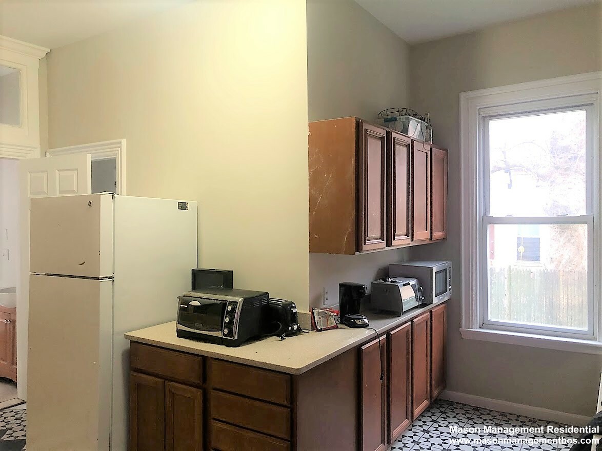 7 bed, 2 bath apartment for rent at 38 Gardner St Unit 2, Allston — photo 8 of 9