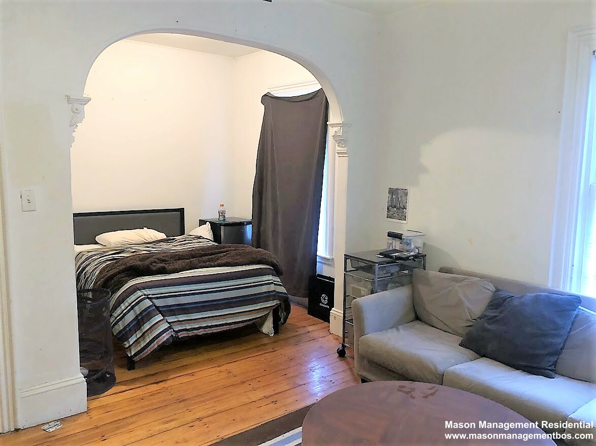 7 bed, 2 bath apartment for rent at 38 Gardner St Unit 2, Allston — photo 2 of 9