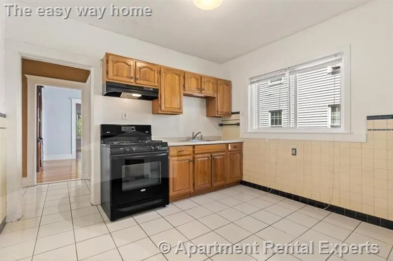 2 bed, 1 bath apartment for rent at 38 George St Unit 1, Tufts — photo 3 of 15