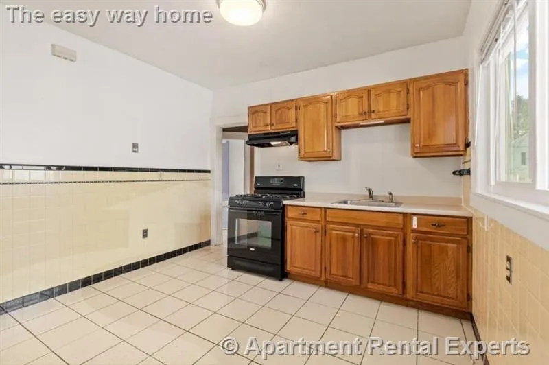 2 bed, 1 bath apartment for rent at 38 George St Unit 1, Tufts — photo 2 of 15