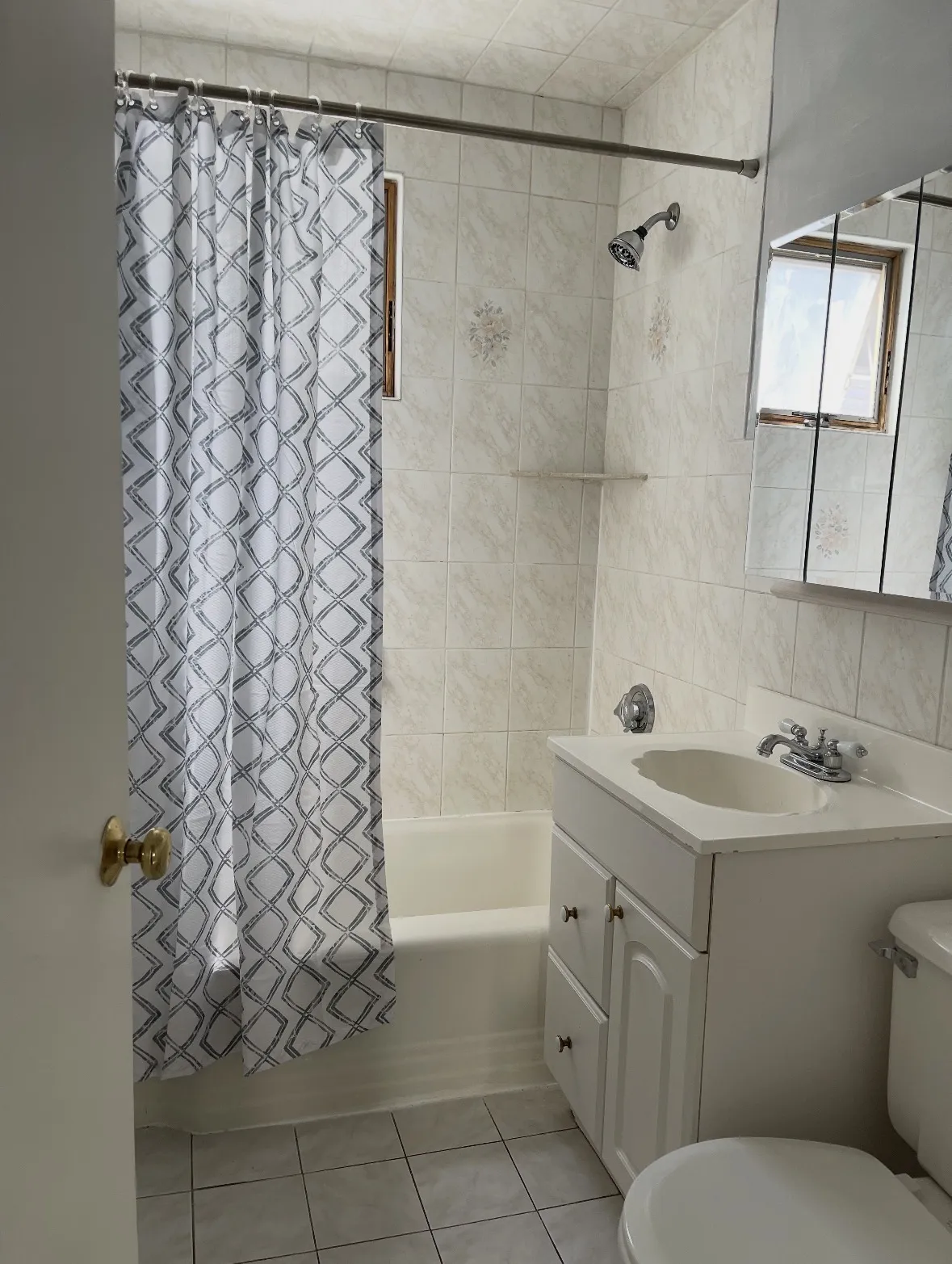 3 bed, 1 bath apartment for rent at 38 George St Unit 1A, South Medford — photo 5 of 17