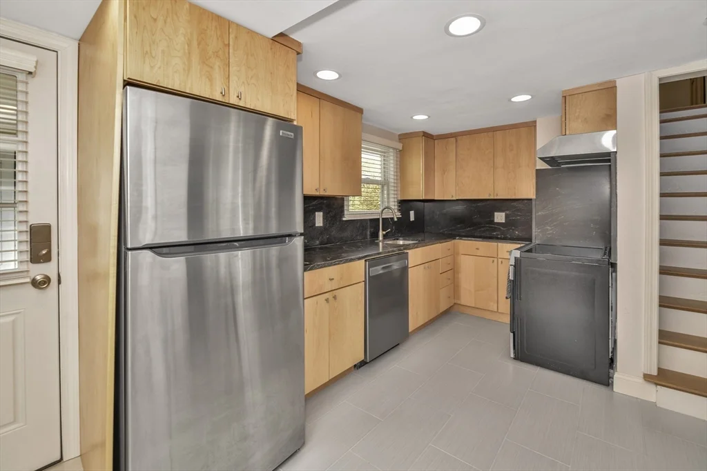 4 bed, 2 bath apartment for rent at 38 Grassmere Rd, Hyde Park — photo 9 of 26