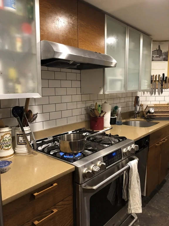 2 bed, 1 bath apartment for rent at 38 Greenwich St Unit 38, South End — photo 24 of 25