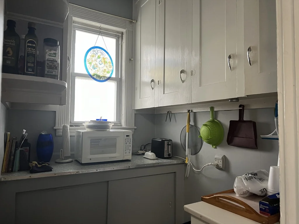 3 bed, 1 bath apartment for rent at 38 Hawthorn Ave Unit 1, Winthrop — photo 4 of 13