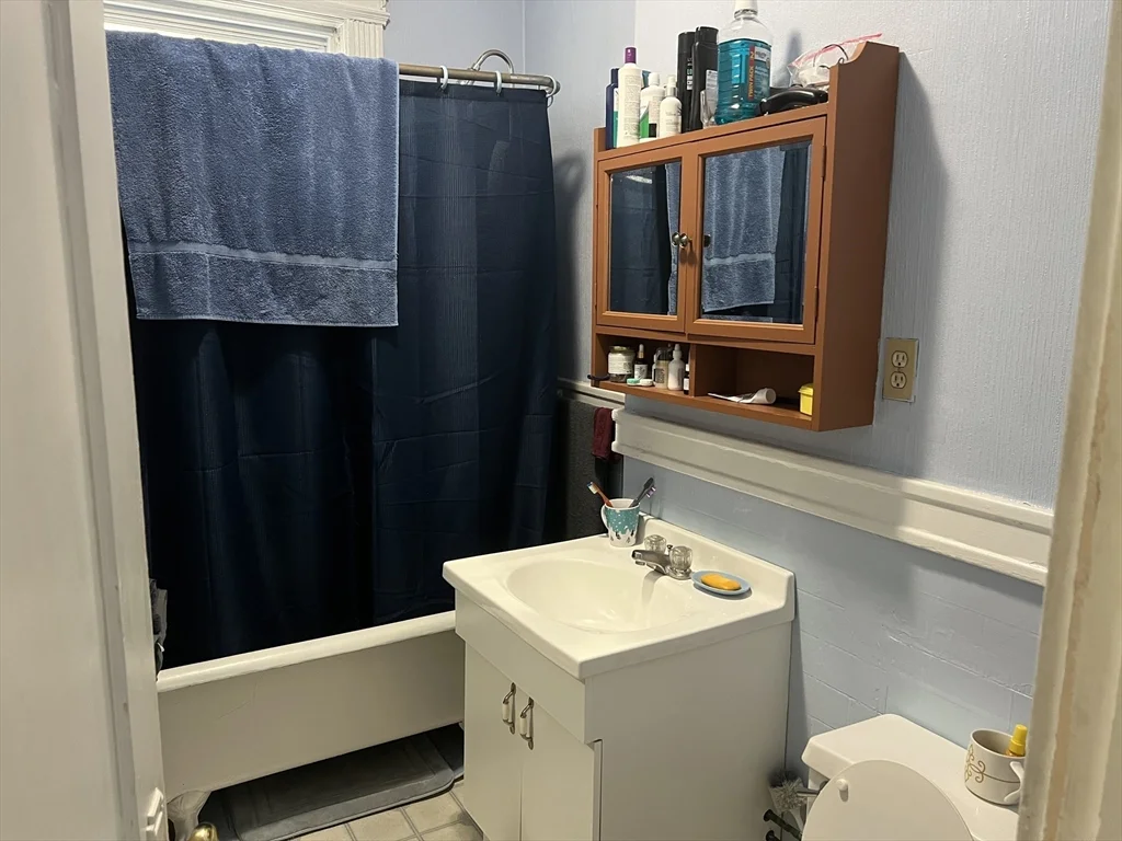 3 bed, 1 bath apartment for rent at 38 Hawthorn Ave Unit 1, Winthrop — photo 5 of 13